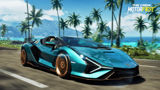 Supercar turquoise décapotable roulant sur une route côtière d'Honolulu, palmiers et ocean bleu en arrière-plan, logo The Crew Motorfest