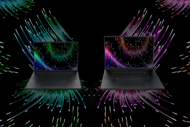 Deux ordinateurs portables Razer Blade noirs avec écrans affichant des graphiques colorés, entourés d'effets lumineux verts, bleus et violets