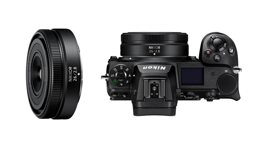 Objectif NIKKOR Z 26 mm f/2.8 noir présenté sous trois angles : vue latérale, montage sur boîtier, détails des contrôles
