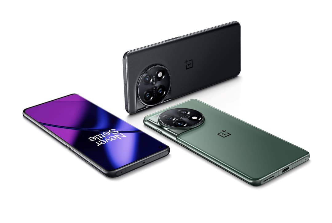 OnePlus 11 5G en trois coloris : noir, dégradé bleu-violet et vert, avec logo OnePlus visible