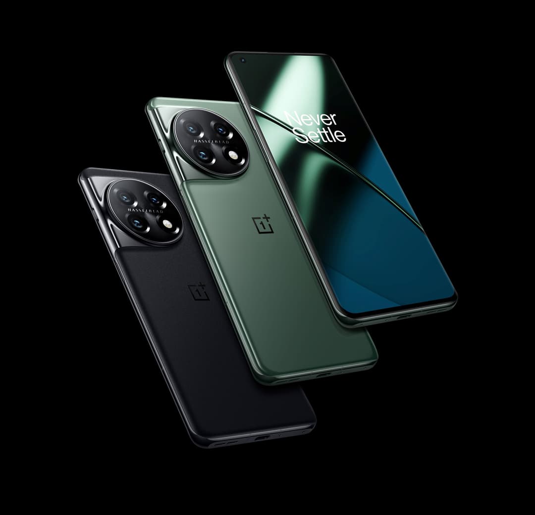 OnePlus 11 5G en trois coloris, noir, vert et bleu, affichant le slogan Never Settle sur l'écran
