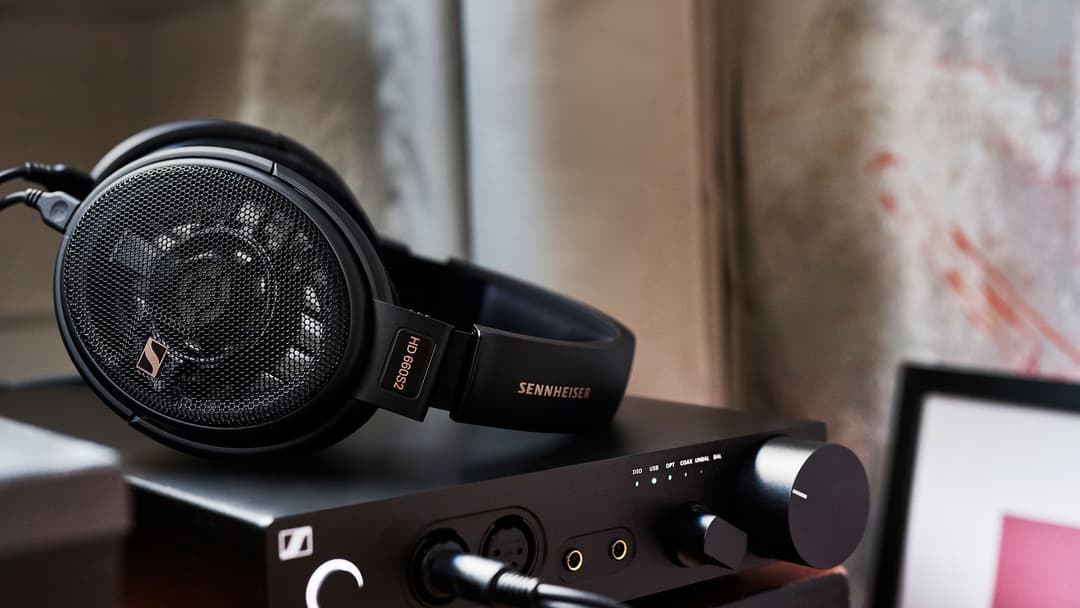 Casque audio Sennheiser HD 660S2 noir reposant sur un amplificateur de bureau, dans un environnement de studio