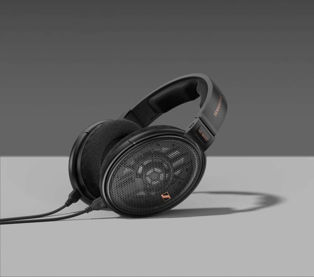 Casque audio Sennheiser HD 660S2 noir avec câble, présenté de profil sur fond gris