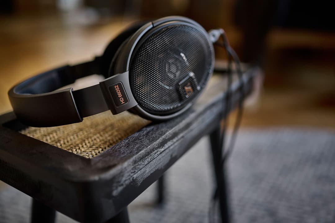 Casque audio Sennheiser HD 660S2 noir avec accents bronze, posé dans sa pochette de rangement