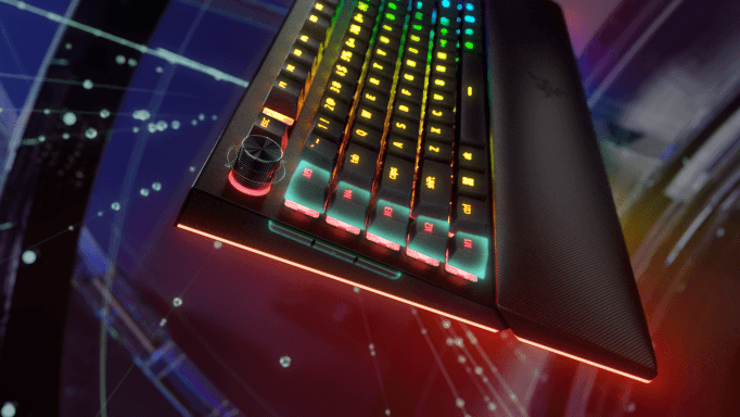 Razer BlackWidow V4 Pro avec touches macro illuminées en vert et jaune, bordure rouge brillante