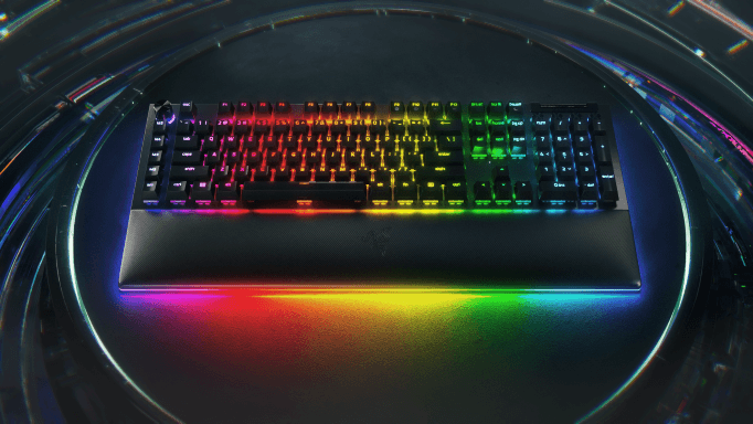 Clavier Razer Blackwidow V4 Pro avec rétroéclairage RGB multicolore, repose-poignets magnétique et illumination synchronisée