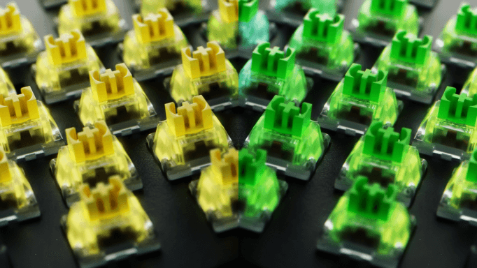 Touches du Razer Blackwidow V4 Pro de couleur jaune et verte disposées sur un clavier noir