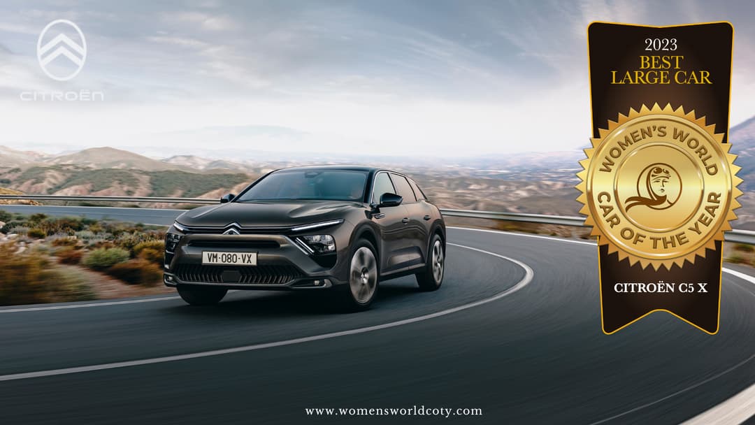 Citroën C5 X gris foncé sur route de montagne avec badge d'or Women's World Car of the Year 2023 Best Large Car