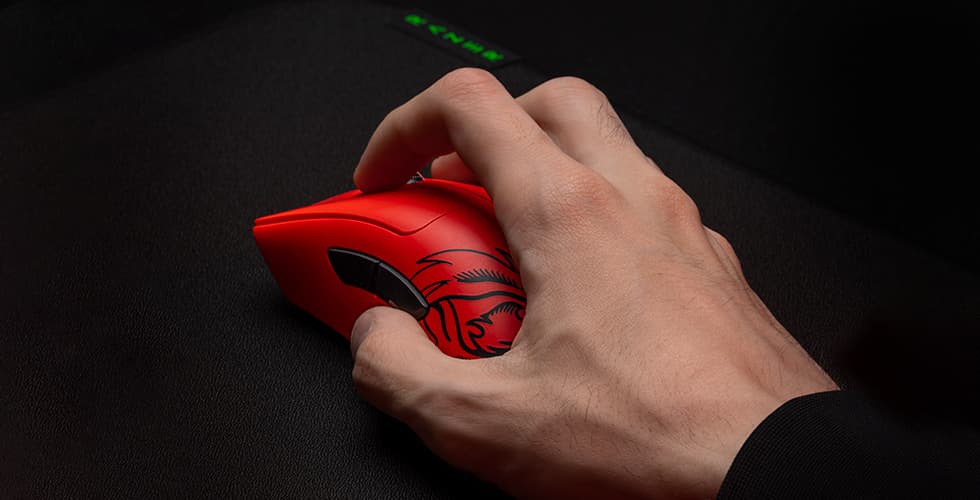 Souris Razer DeathAdder V3 Pro Faker Edition rouge avec motif dragon, tenue en main sur fond noir