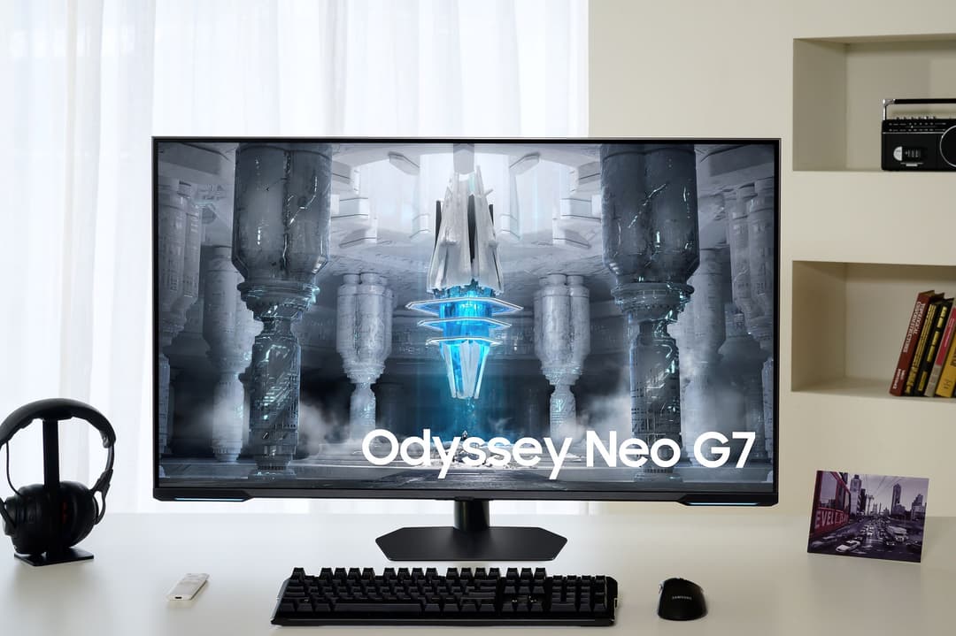 Écran Samsung Odyssey Neo G7 affichant une scène de jeu futuriste avec architecture grise et détails bleus luminescents