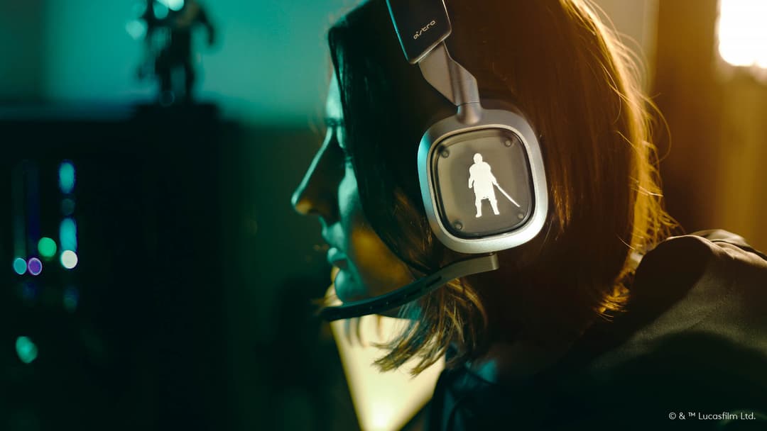 Casque Logitech G A30 The Mandalorian Edition porté par une personne, avec le logo du Mandalorien affiché sur l'écoutille