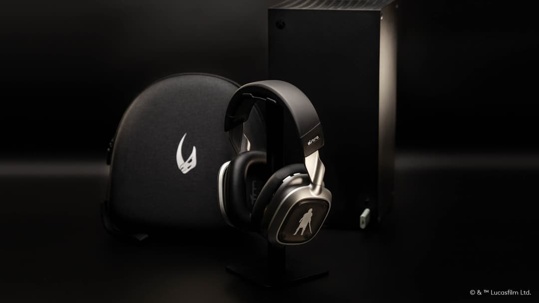Casque Logitech G A30 The Mandalorian™ Edition noir et doré avec son étui de transport, sur fond sombre