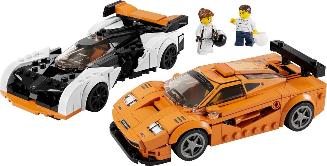 Ensemble LEGO Speed Champions McLaren avec deux modèles de voitures en briques : le Solus GT blanc et noir, et le F1 LM orange, accompagnés de deux figurines LEGO