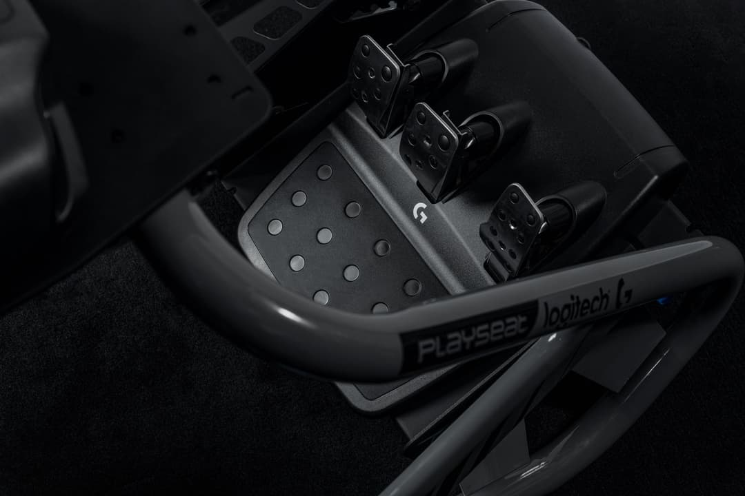 Playseat Trophy-Logitech G Edition, siège de course noir avec pédalier intégré et trois manettes de jeu Logitech G fixées
