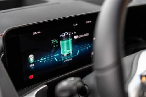 Écran numérique de voiture électrique affichant le niveau de batterie à 75% et les informations de charge en temps réel