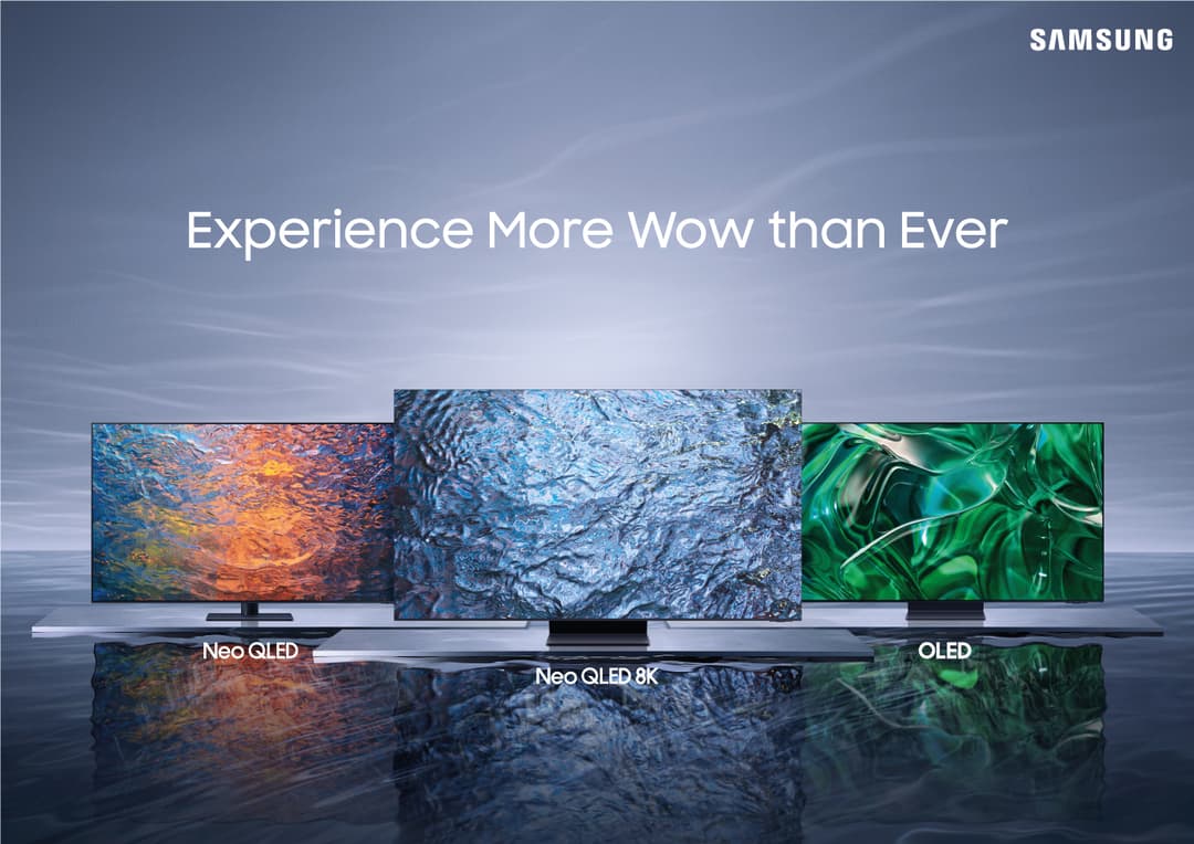 Trois téléviseurs Samsung 2023 affichant des contenus colorés : Neo QLED, Neo QLED 8K et OLED, posés sur une surface réfléchissante