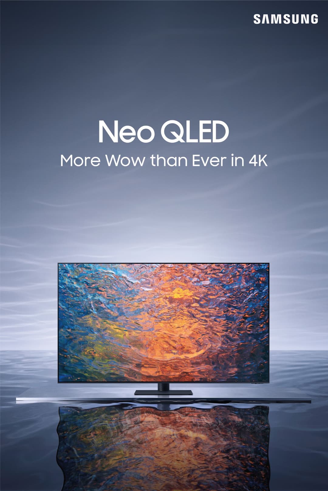 Téléviseur Samsung Neo QLED 4K affichant des textures abstraites orange et bleues, posé sur un piédestal dans un décor minimaliste bleu