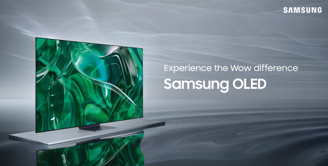 Téléviseur Samsung OLED 2023 affichant des motifs verts éclatants, avec barre de son intégrée