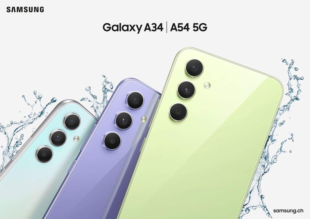 Trois smartphones Samsung Galaxy A34 et A54 5G alignés en bleu ciel, violet et jaune citron, entourés d'éclaboussures d'eau