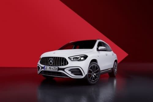 Mercedes-Benz GLA AMG blanc, SUV compact aux phares LED avant redessinés, photographié en studio sur fond dégradé rouge et noir