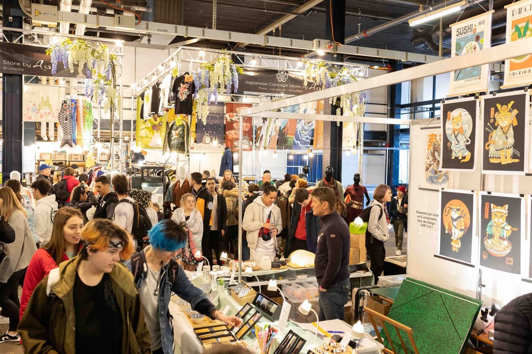 Foule de visiteurs circulant entre les stands du festival Polymanga au 2M2C de Montreux, avec expositions d'art manga et de pop culture