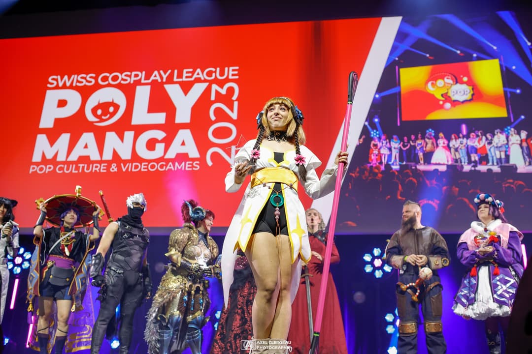 Scène de Polymanga avec des cosplayers en costume devant un écran rouge Swiss Cosplay League, ambiance festive avec public et éclairages colorés
