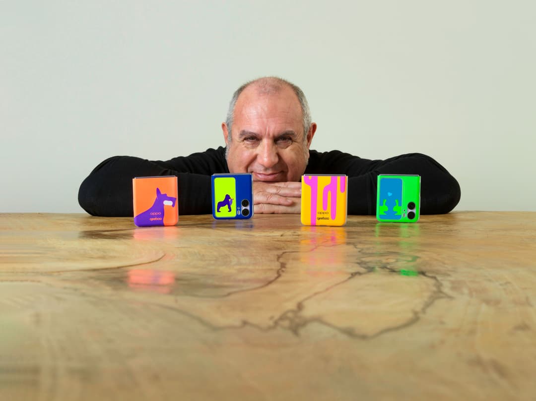 Stefano Giovannoni présenté quatre étuis colorés de smartphones OPPO aux designs Qeeboo orange, bleu, rose-jaune et vert