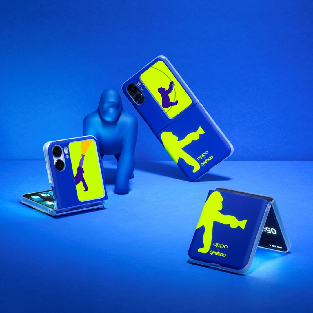 OPPO Find N2 Flip avec coques personnalisées Qeeboo aux motifs jaune fluo et bleu marine, exposés sur fond bleu avec figurine de gorille