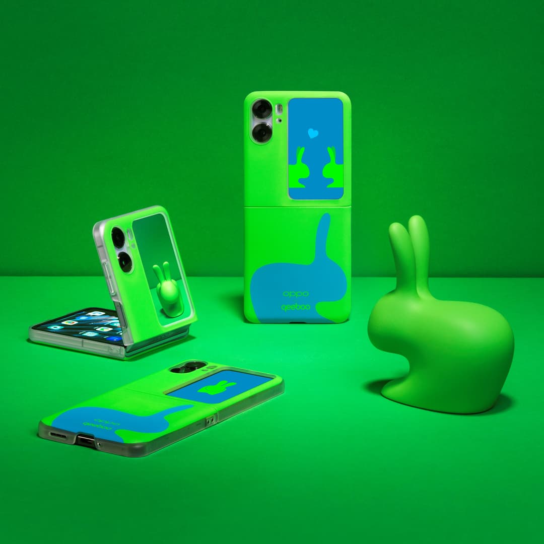Coques OPPO Qeeboo en vert néon avec personnages bleus : Rabbit sur smartphone plié, et figurine de lapin vert
