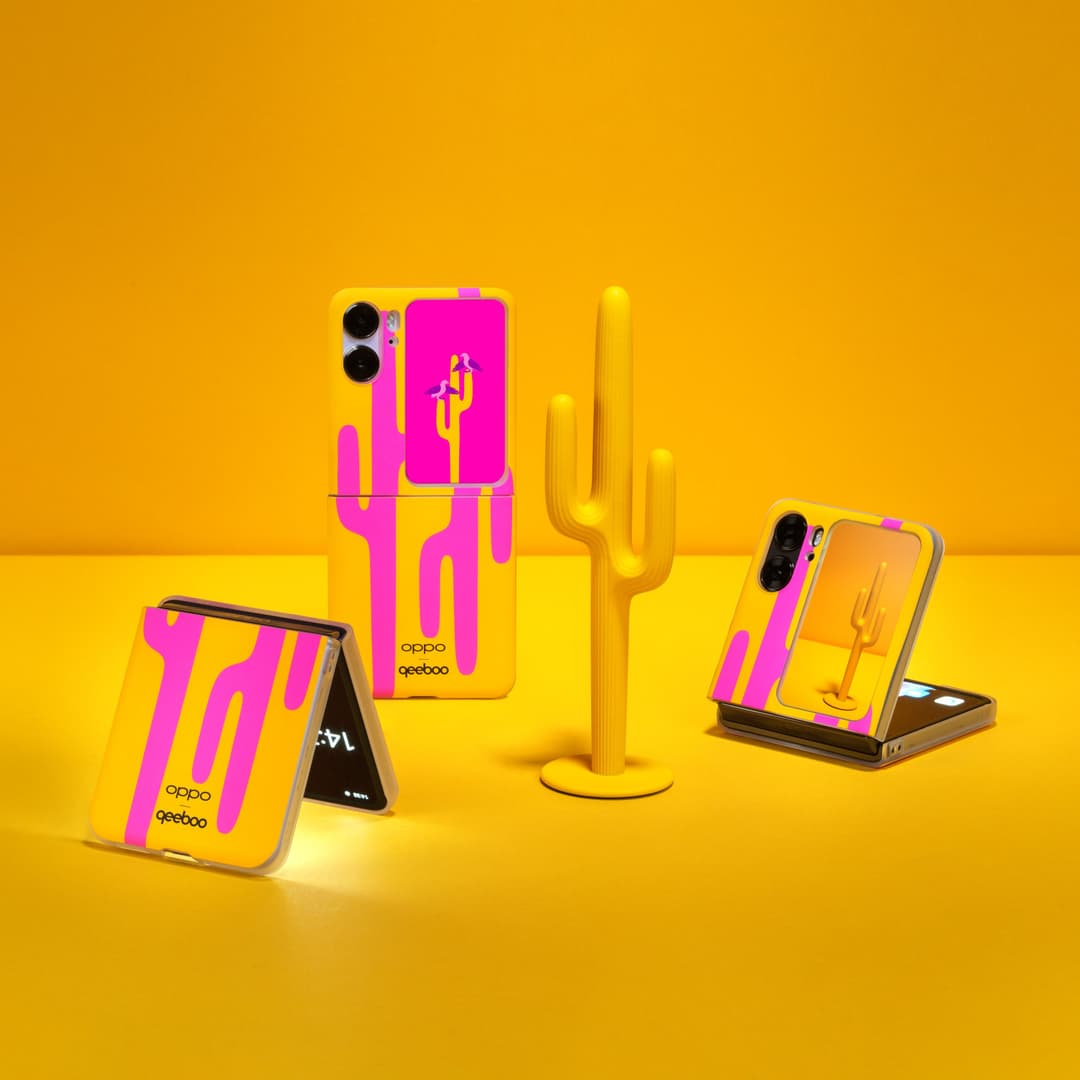 Smartphones OPPO avec designs colorés rose et jaune inspirés des cactus, entourés de sculptures de cactus jaunes sur fond jaune