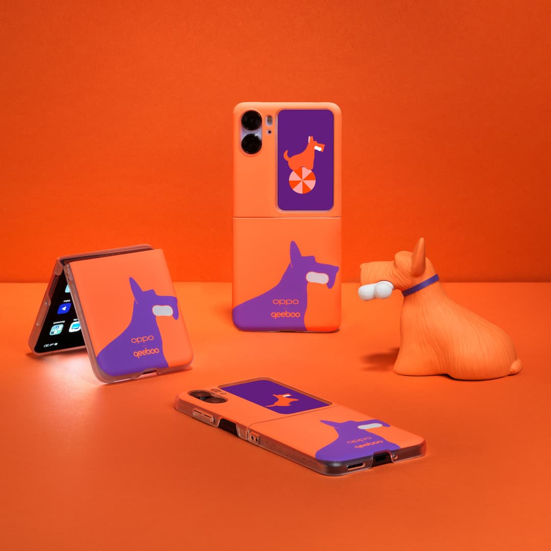 OPPO Find N2 Flip orange et accessoires Qeeboo violets sur fond orange, dont une figurine de cheval stylisée