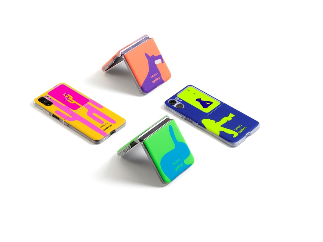 Quatre smartphones pliables OPPO Find N2 Flip aux coloris orange, rose, bleu et vert avec des designs graphiques de Qeeboo
