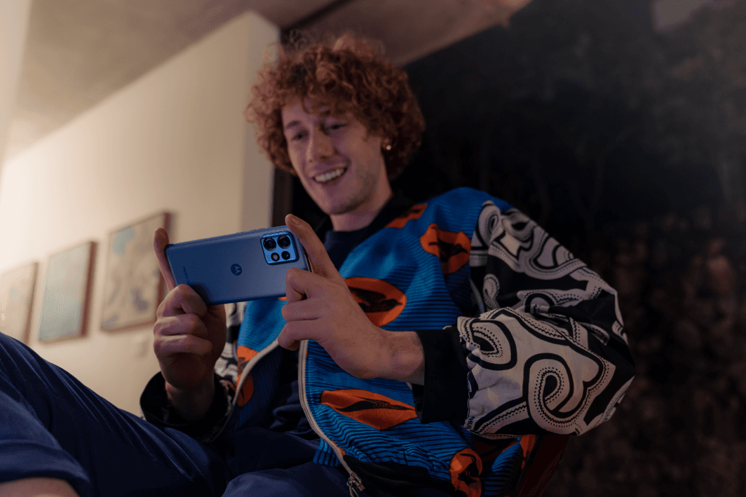 Motorola edge 40 pro bleu tenu en main, montrant ses bords incurvés et son module photo carré
