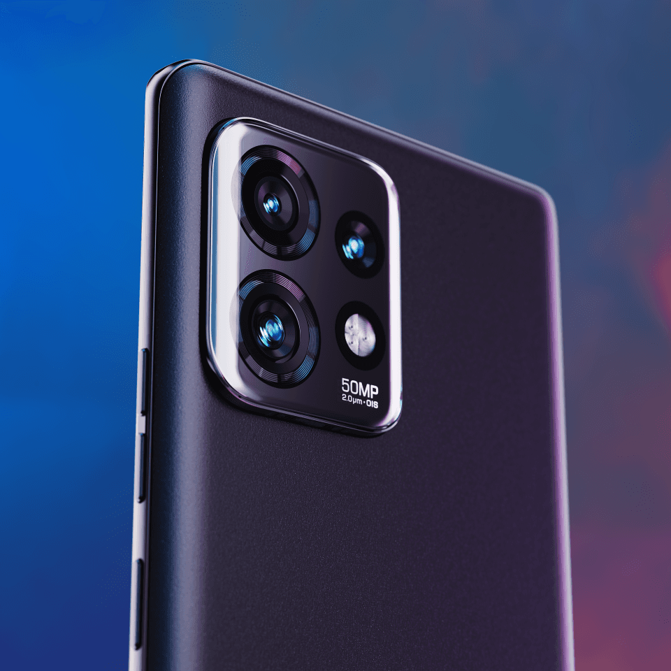 Motorola Edge 40 Pro noir vue de côté montrant le module caméra arrière avec quatre objectifs et capteur 50 Mpx