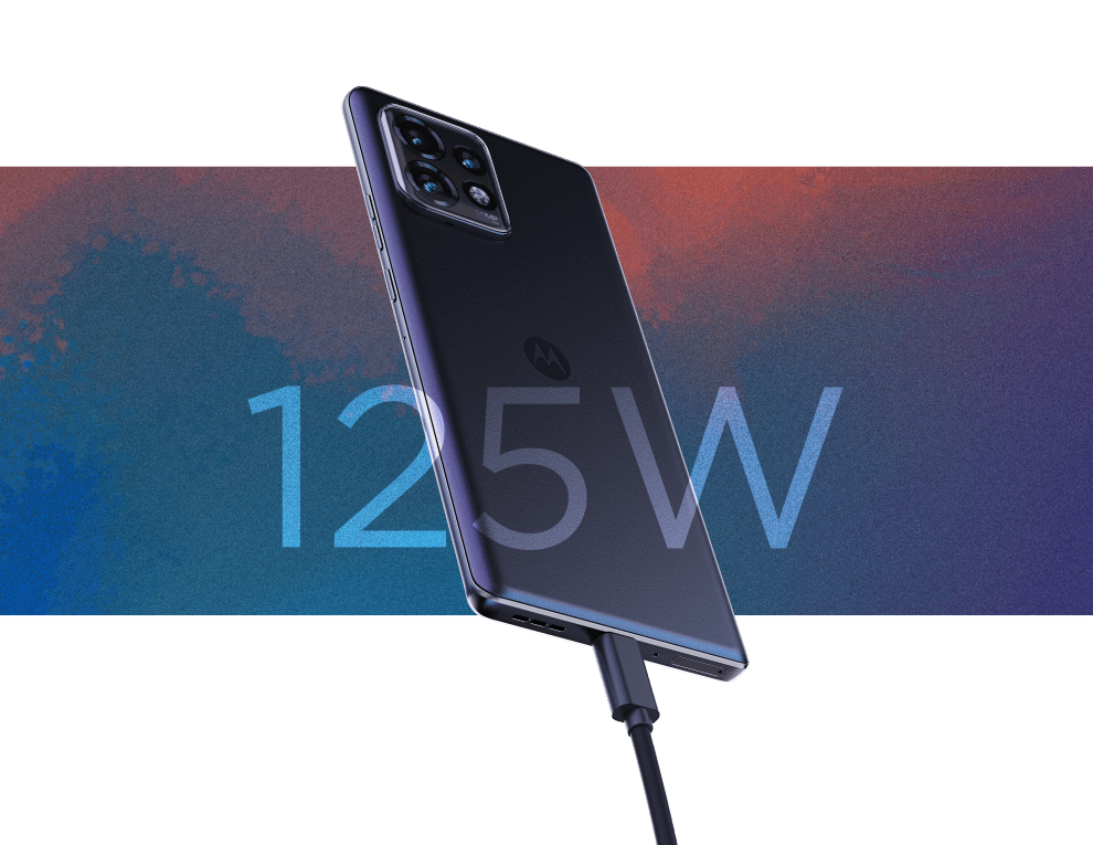 Motorola edge 40 pro noir avec module de caméra carré, connecté à un câble, sur fond dégradé bleu et rouge indiquant 125 W