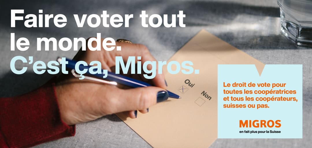 Affiche Migros montrant une main tenant un stylo au-dessus d'un bulletin de vote avec les cases oui et non