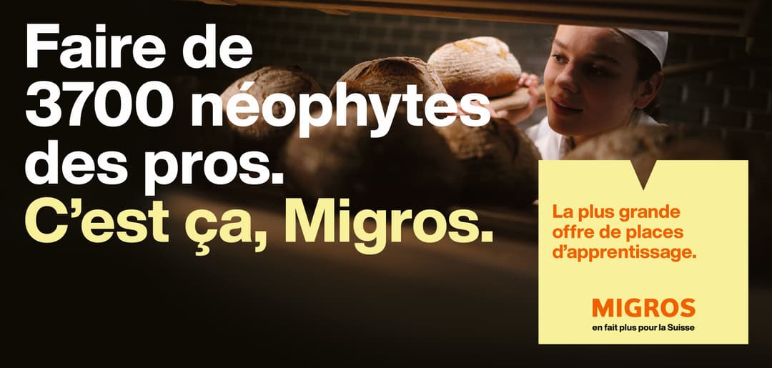 Affiche Migros avec boulanger tenant du pain et texte « Faire de 3700 néophytes des pros. C'est ça, Migros » en blanc et jaune
