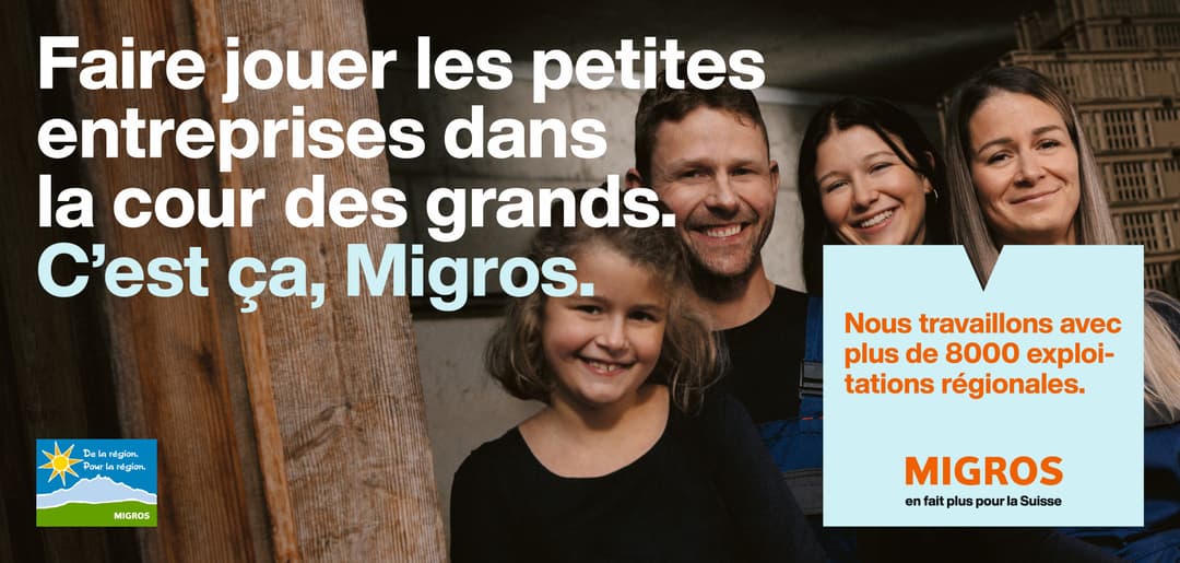 Affiche Migros montrant une famille souriante avec le slogan « Faire jouer les petites entreprises dans la cour des grands. C'est ça, Migros »