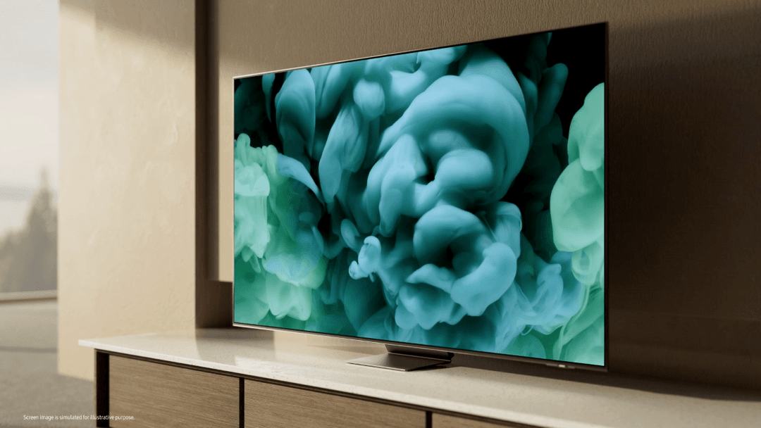 Téléviseur Samsung affichant une image abstraite de formes fluides bleu-vert, posé sur un meuble blanc dans un intérieur épuré