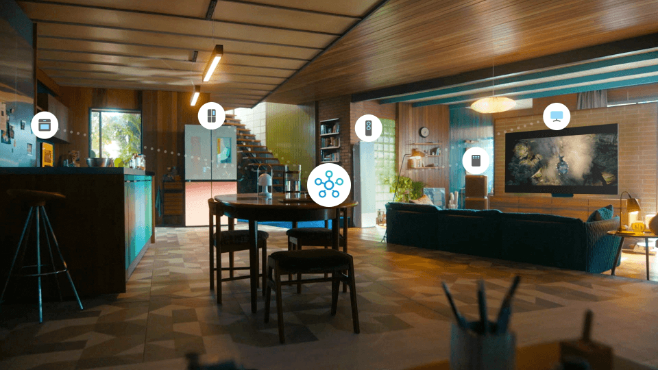 Intérieur de maison intelligente avec icônes SmartThings affichées sur les appareils Samsung : téléviseur, réfrigérateur, four et objets connectés