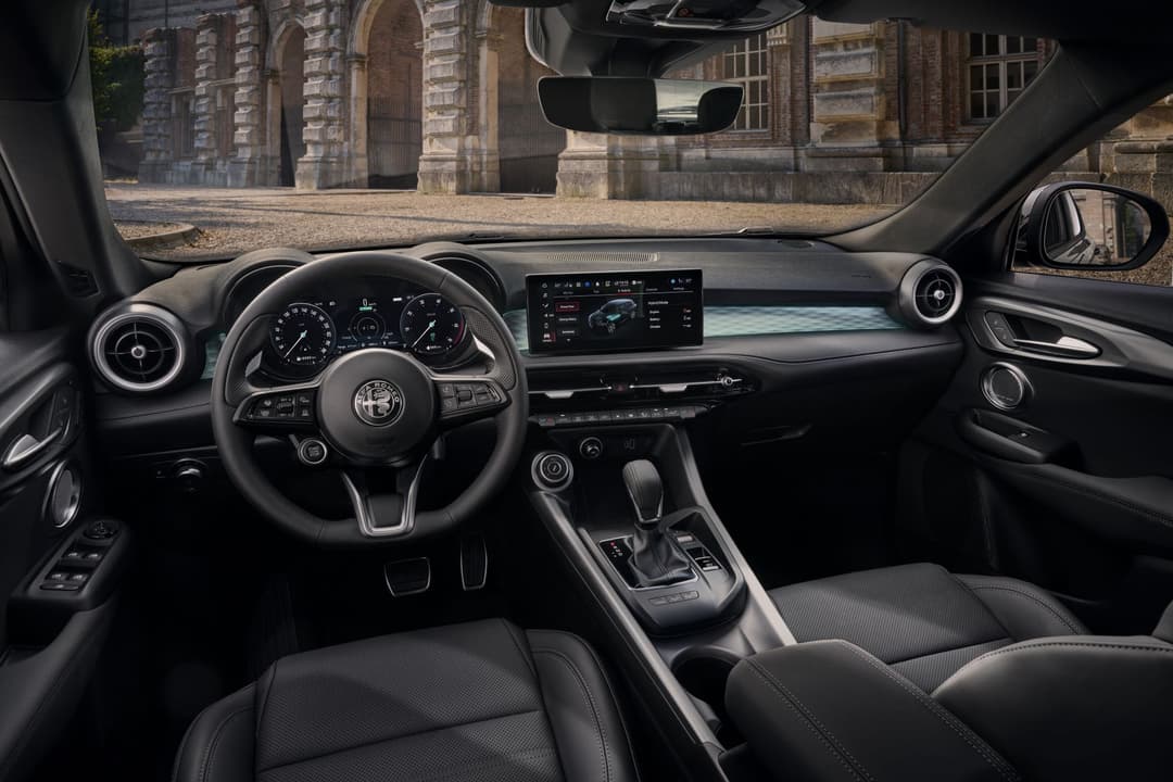 Habitacle du Tonale Hybride Rechargeable Q4 avec volant Alfa Romeo, écran tactile central et combinés d'instruments numériques