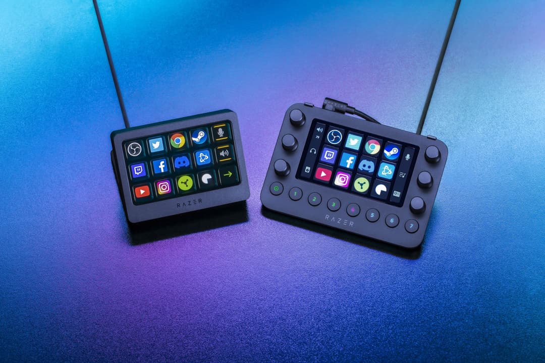 Stream Controller X de Razer, deux modèles avec touches LCD affichant des icônes d'applications de streaming et de réseaux sociaux sur fond bleu et violet