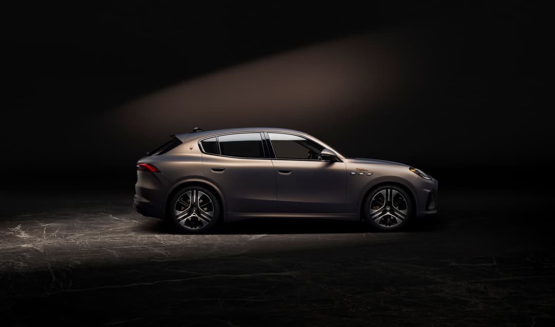 Maserati Grecale Folgore gris métallisé, SUV électrique de profil sur fond noir