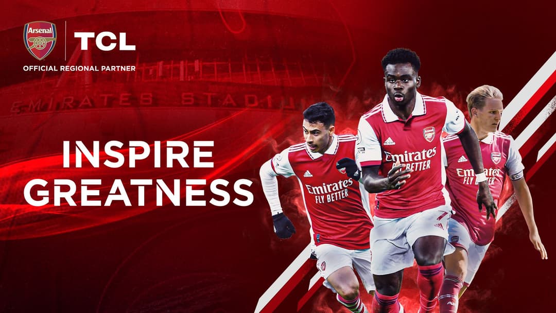 TCL partenaire régional officiel d'Arsenal, affiche avec trois joueurs en maillot rouge et blanc et le slogan « Inspire Greatness »