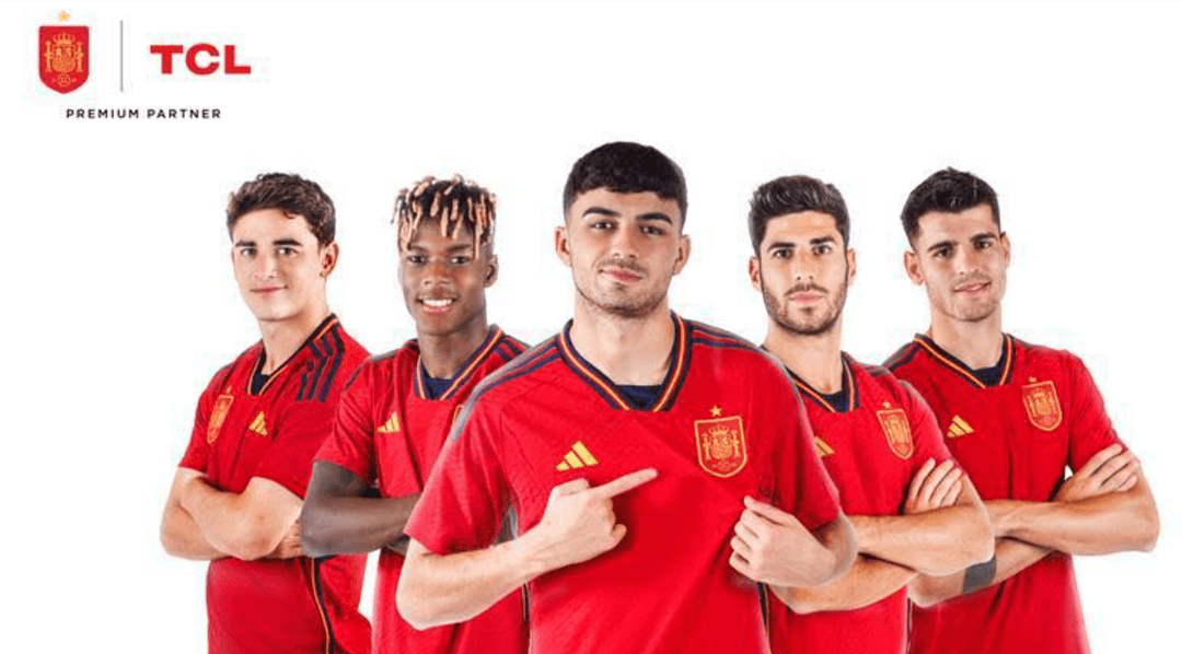 Cinq joueurs de l'équipe nationale espagnole en maillot rouge avec le logo TCL, partenaire officiel de la Fédération espagnole de football
