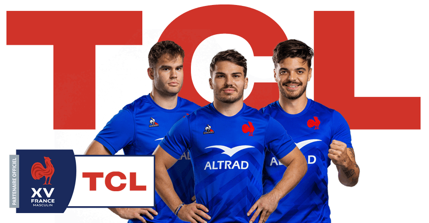 Trois joueurs de rugby en maillot bleu de l'équipe de France posent devant le logo rouge de TCL et le blason de la Fédération française de rugby