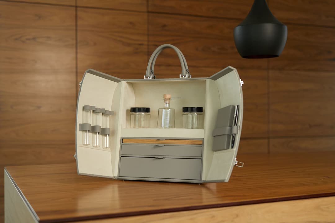 Malle culinaire DS Automobiles gris perle ouverte, révélant son intérieur avec accessoires de dégustation et rangements en bois