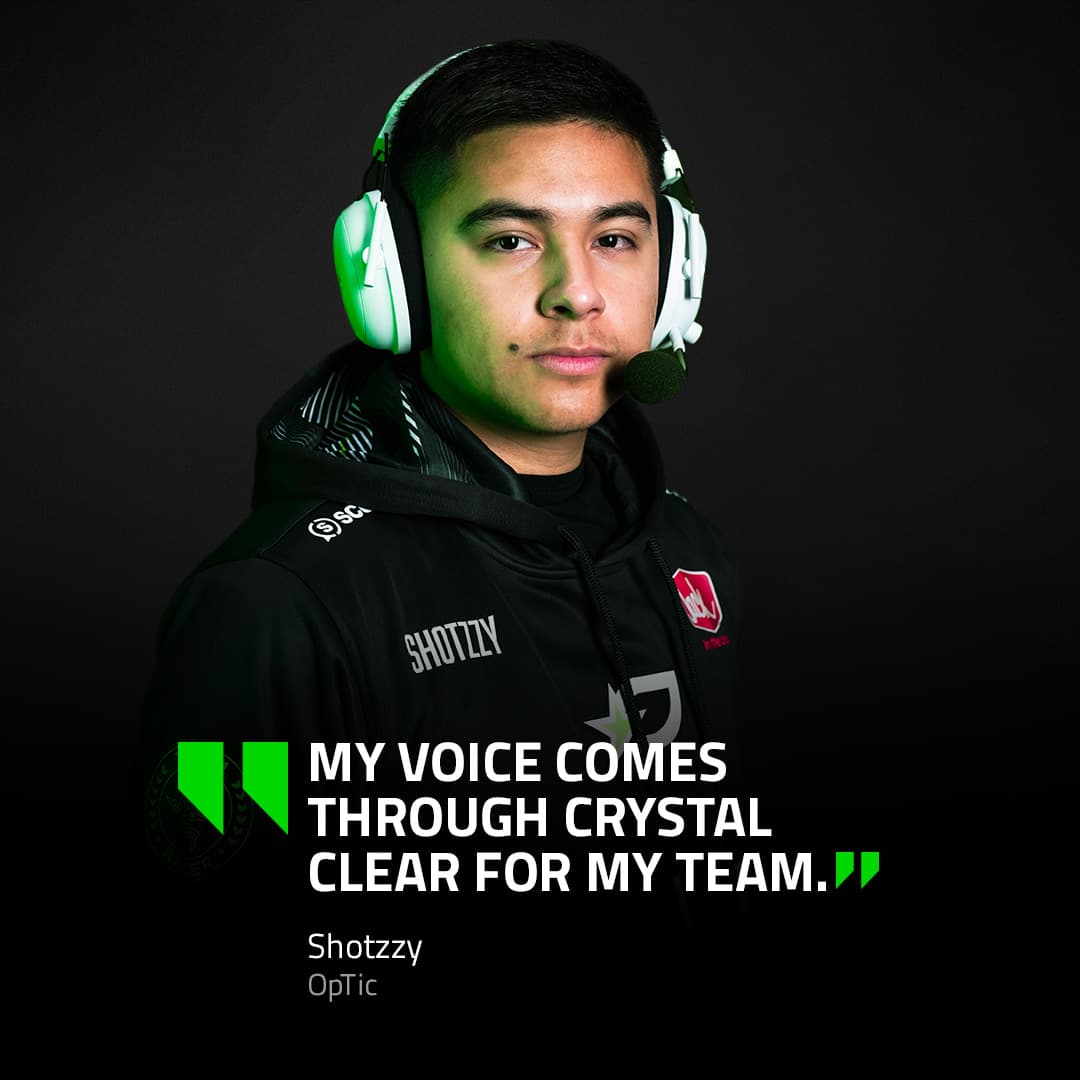 Shotzzy, joueur professionnel d'Optic, portant le casque Razer Blackshark V2 Pro 2023 blanc et vert