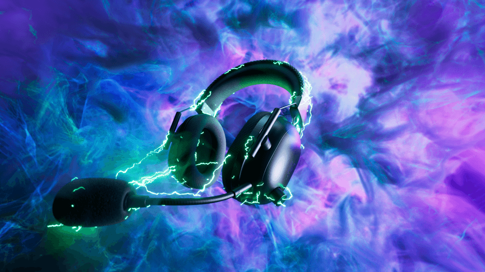 Casque Razer Blackshark V2 Pro 2023 noir avec accents verts fluorescents sur fond de nuages bleus et violets