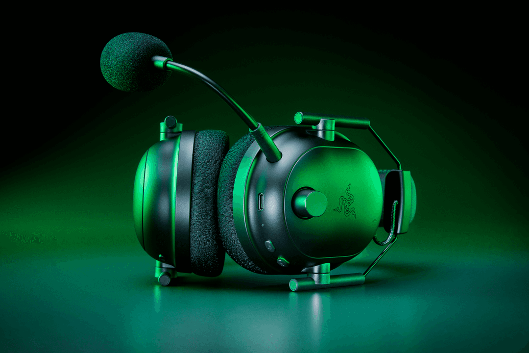 Casque Razer Blackshark V2 Pro 2023 noir et vert avec micro articulé, fond vert sombre
